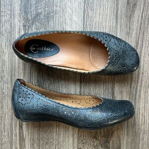 Earthies Gray Floral Cutout Flats